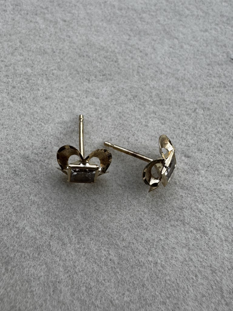 9ct Gold Princess Cut Floral Stud Earring - Image 3