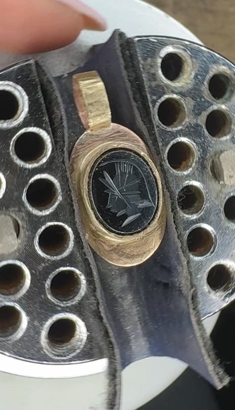 9ct Gold Reversible Centurion Engraved Pendant - Image 3