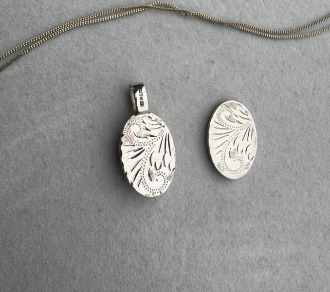 9ct Gold Reversible Centurion Engraved Pendant - Image 2