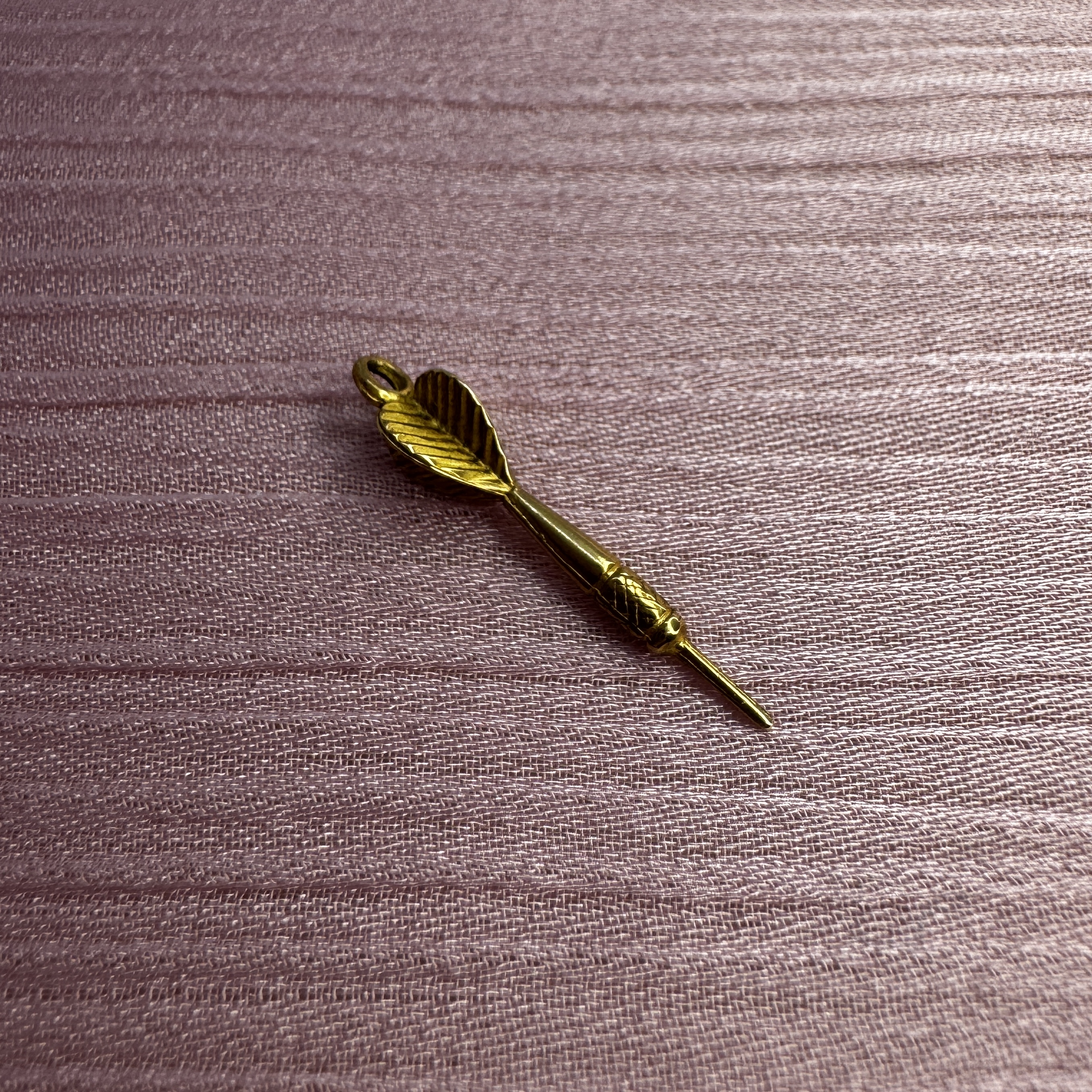 9ct Vintage gold dart charm pendant