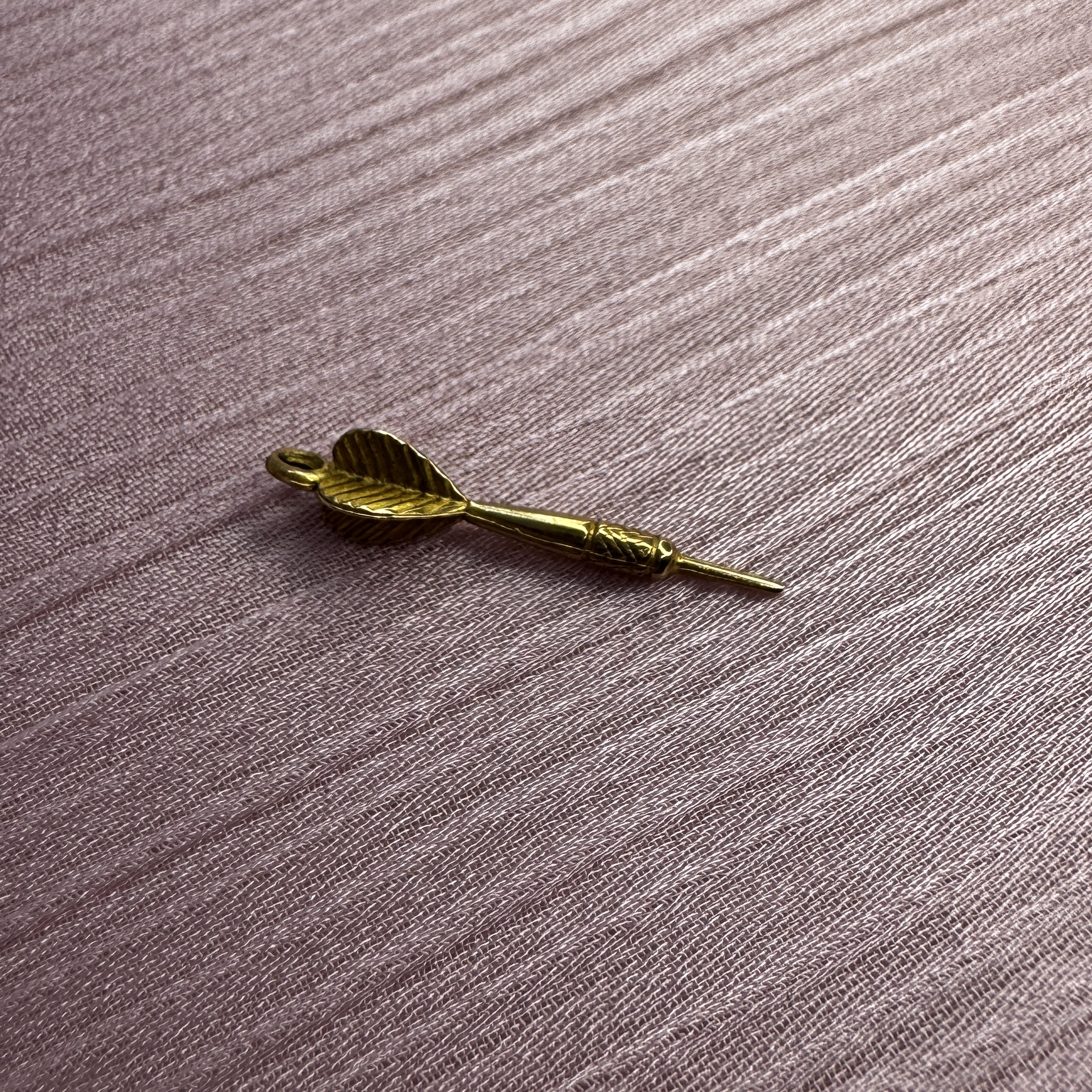 9ct Vintage gold dart charm pendant - Image 2
