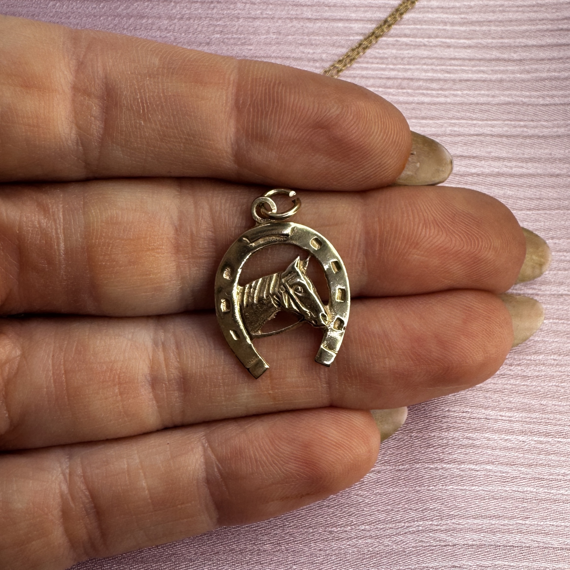 9ct gold vintage horse and horseshoe pendant - Image 5