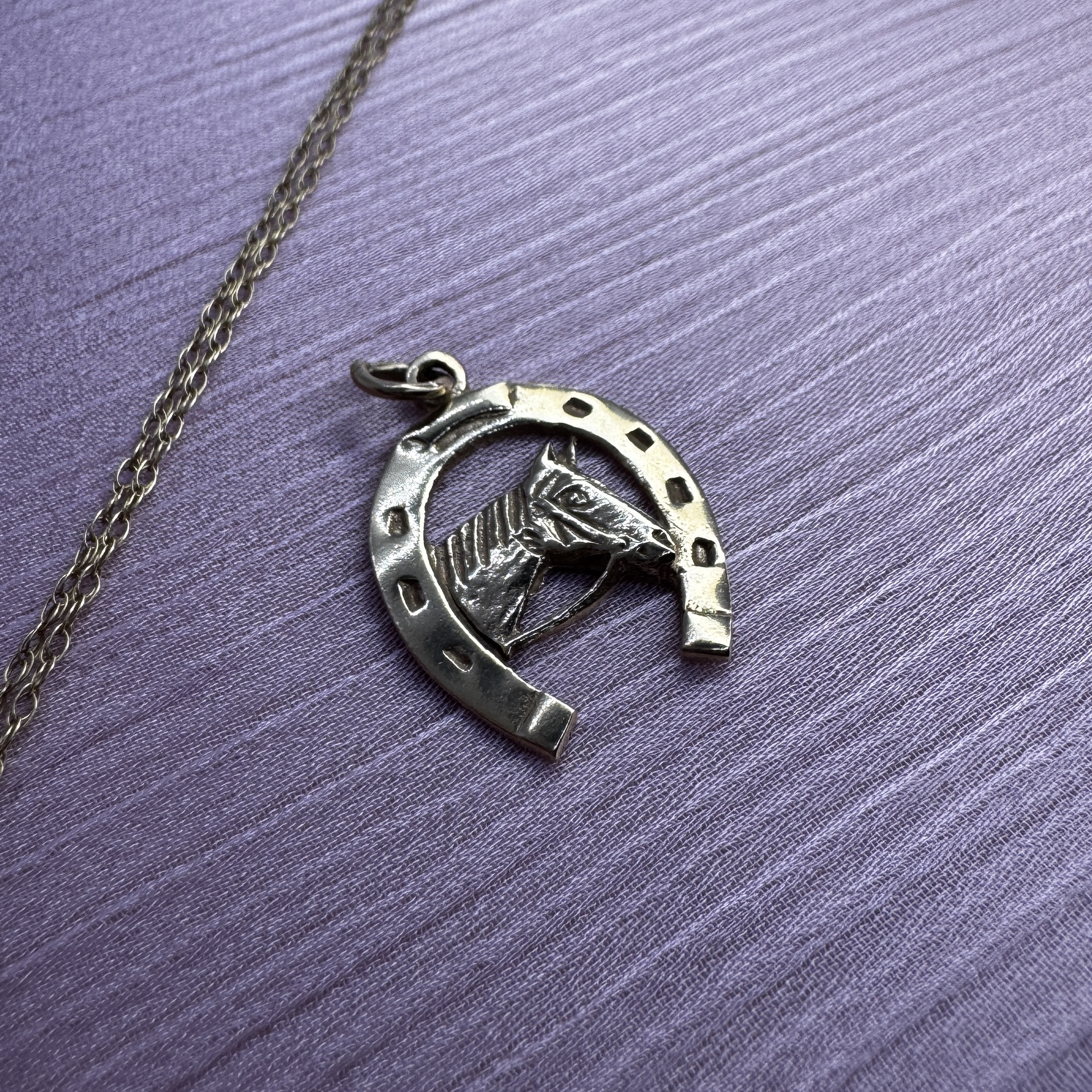 9ct gold vintage horse and horseshoe pendant - Image 3