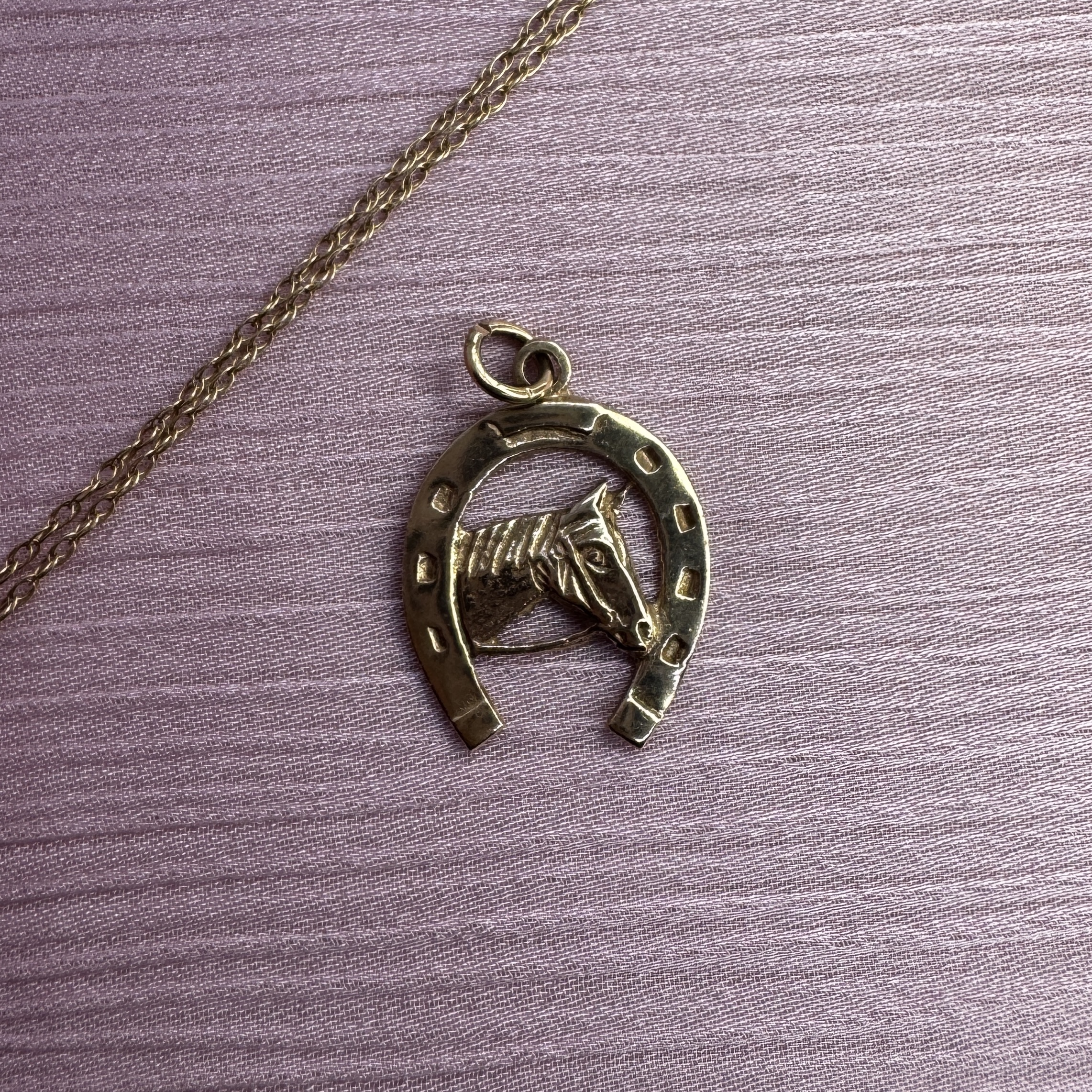 9ct gold vintage horse and horseshoe pendant