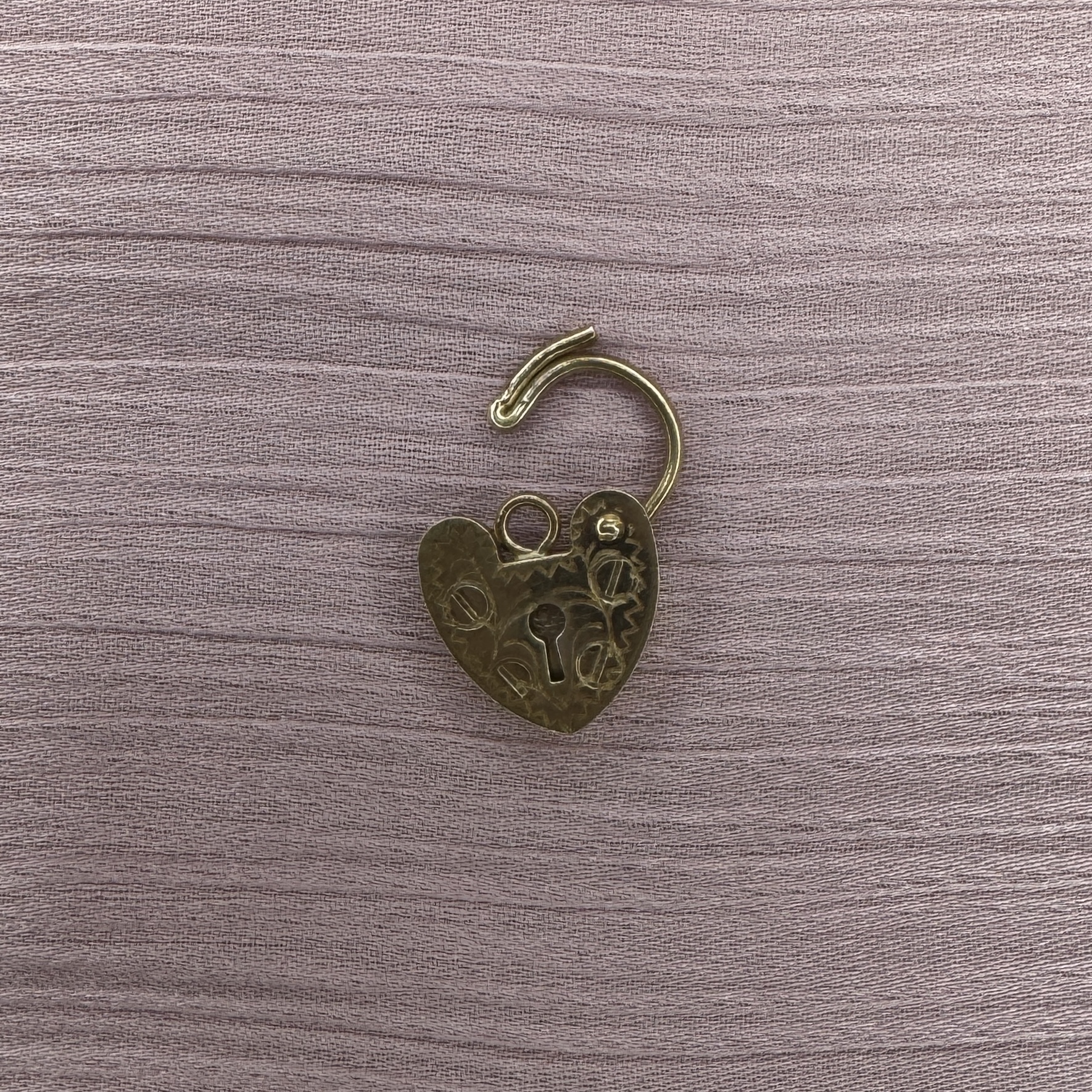 9ct Gold small Padlock - Image 4