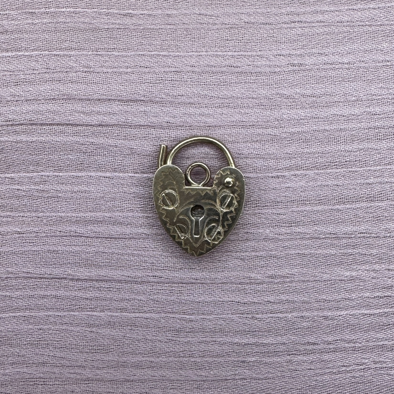 9ct Gold small Padlock - Image 6