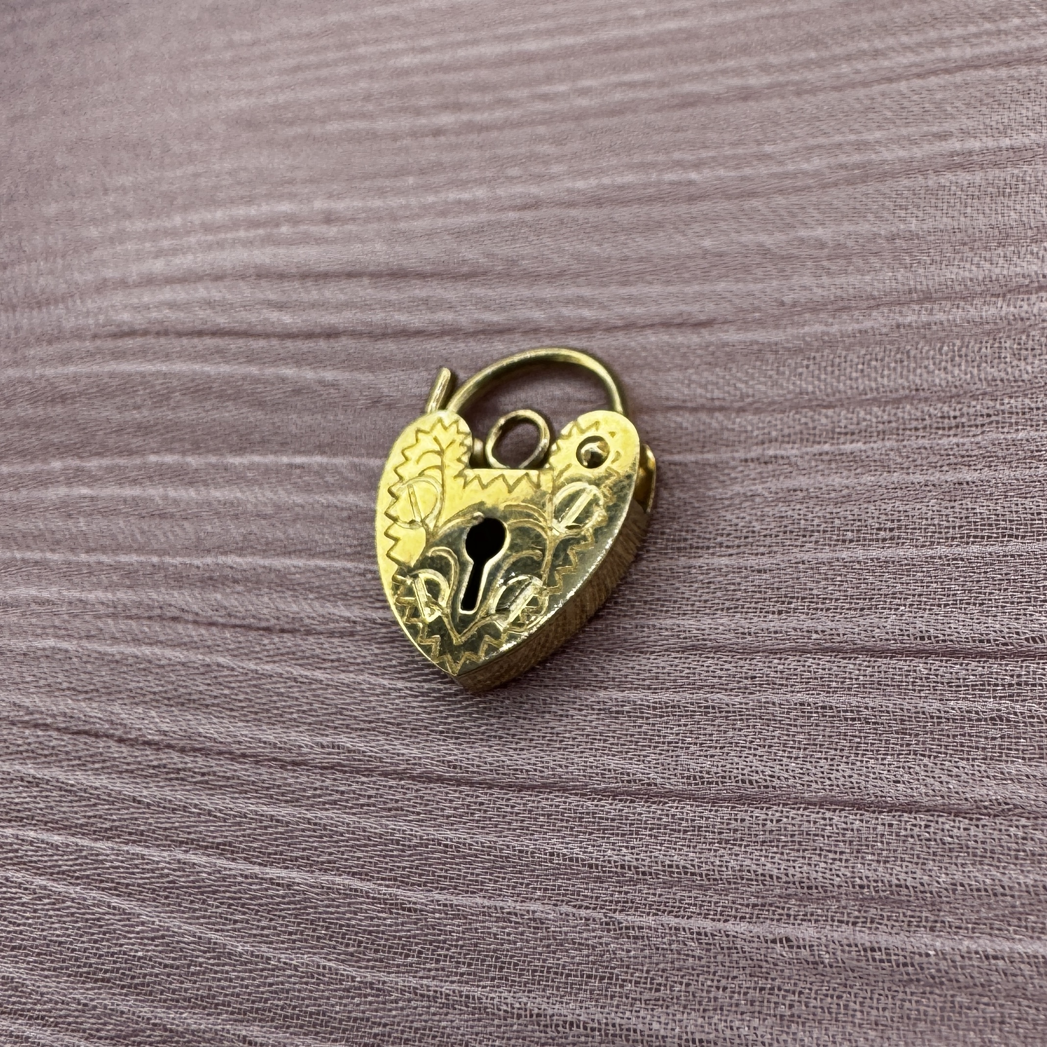 9ct Gold small Padlock - Image 2