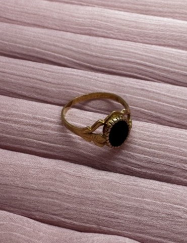 9ct gold black stone ornate ring - Image 2