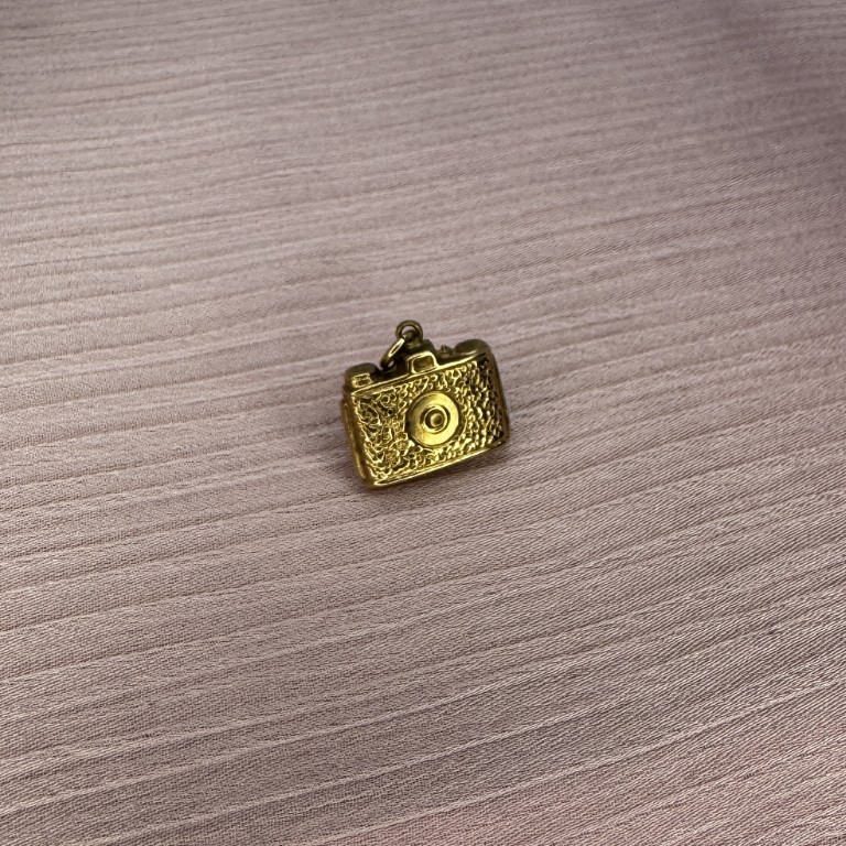 9ct gold camera pendant - Image 2