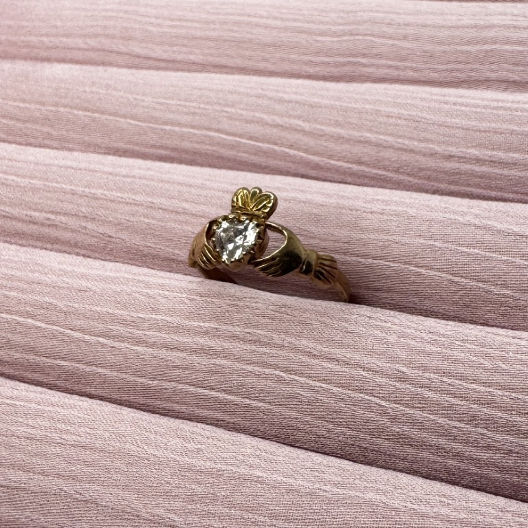 9ct gold claddagh cz ring