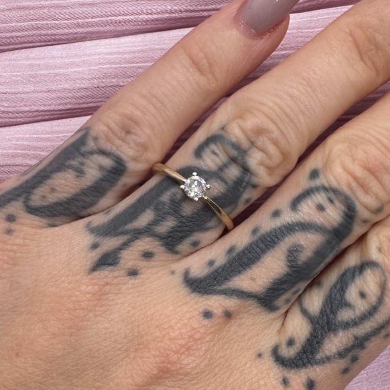 9ct gold solitaire diamond ring - Image 3