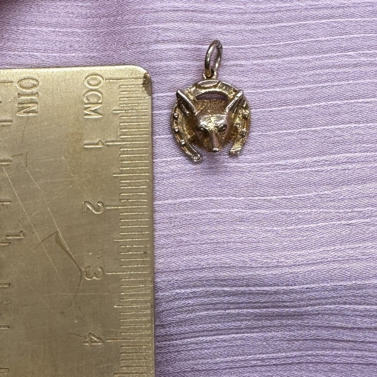 9ct gold fox and horseshoe pendant - Image 2