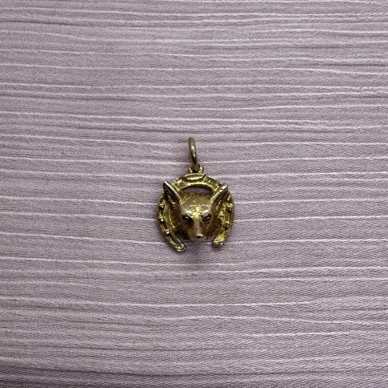 9ct gold fox and horseshoe pendant