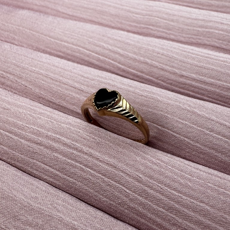 9ct gold heart onyx ring