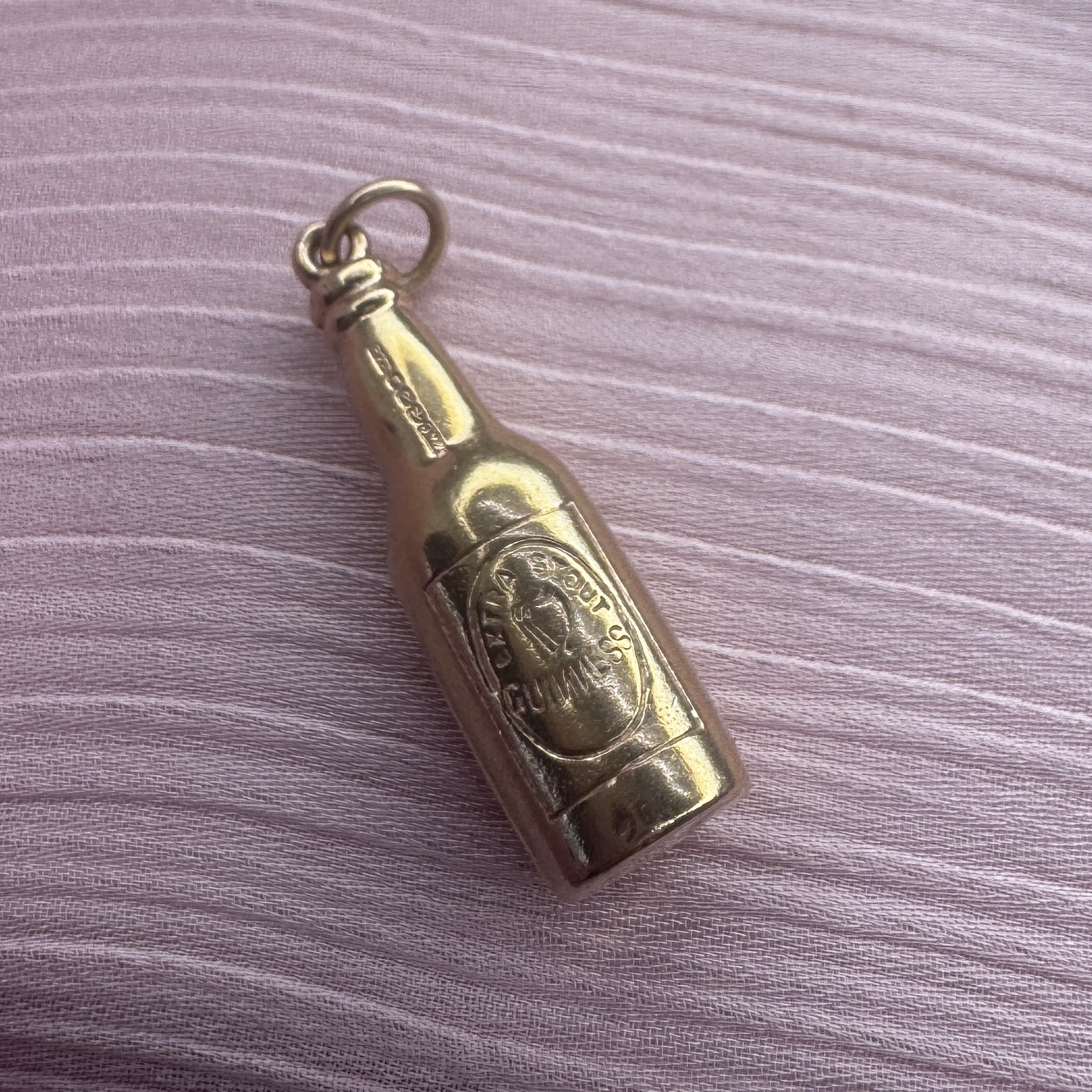 9ct gold Guinness bottle pendant charm - Image 8