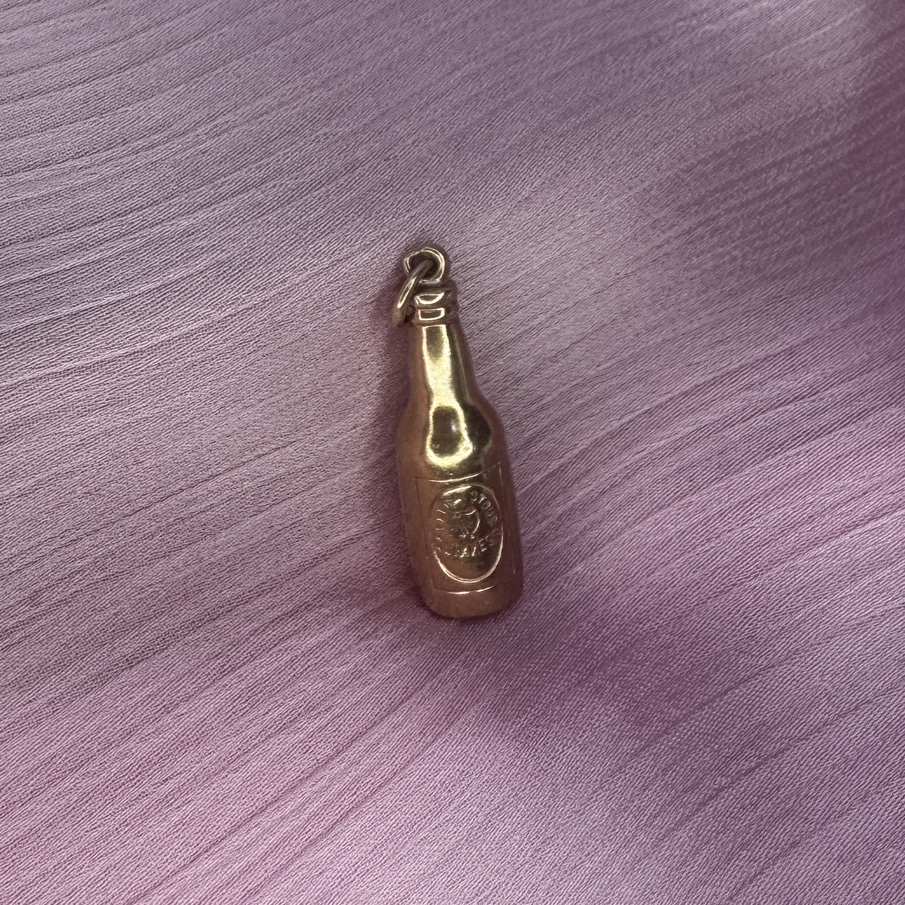 9ct gold Guinness bottle pendant charm - Image 3