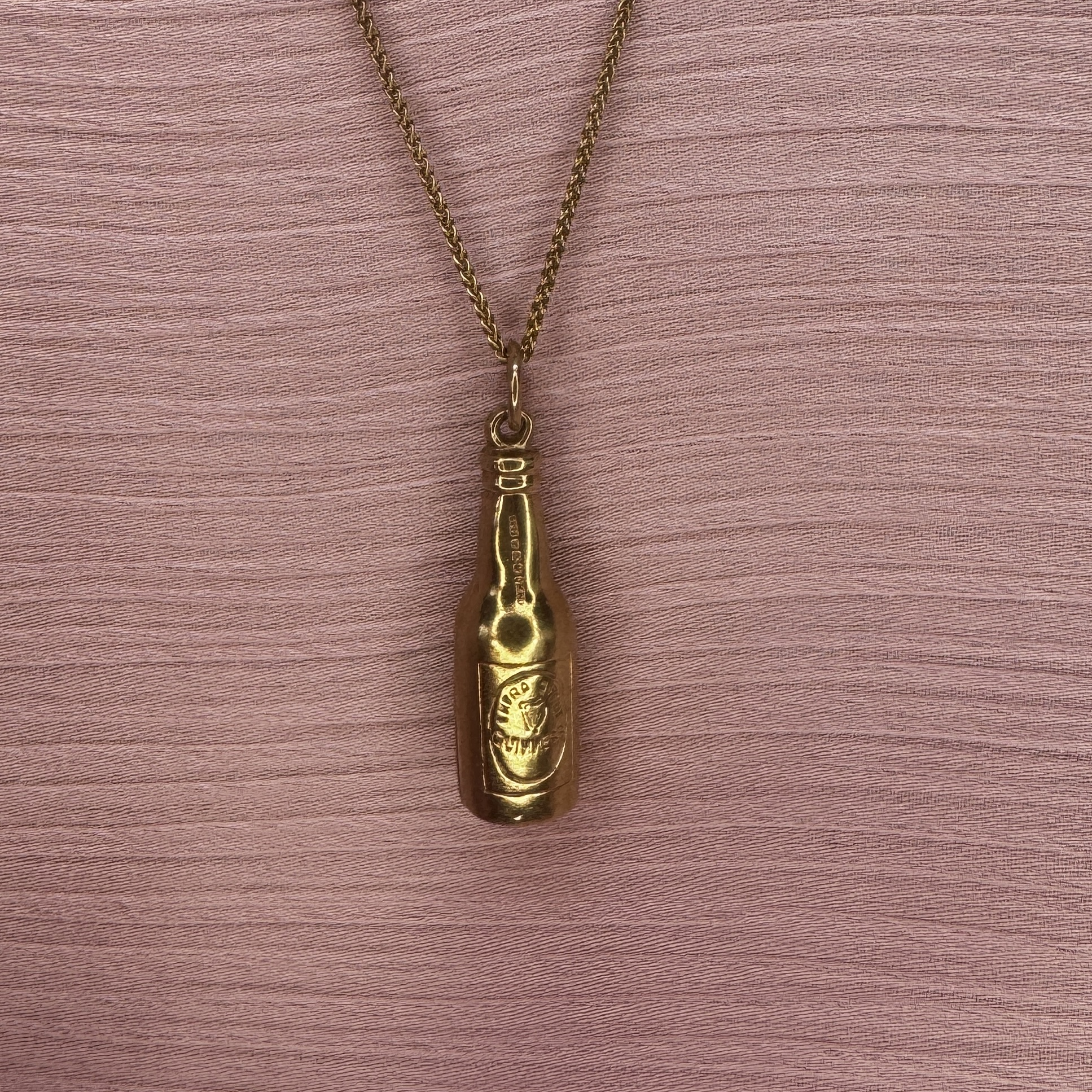 9ct gold Guinness bottle pendant charm - Image 4