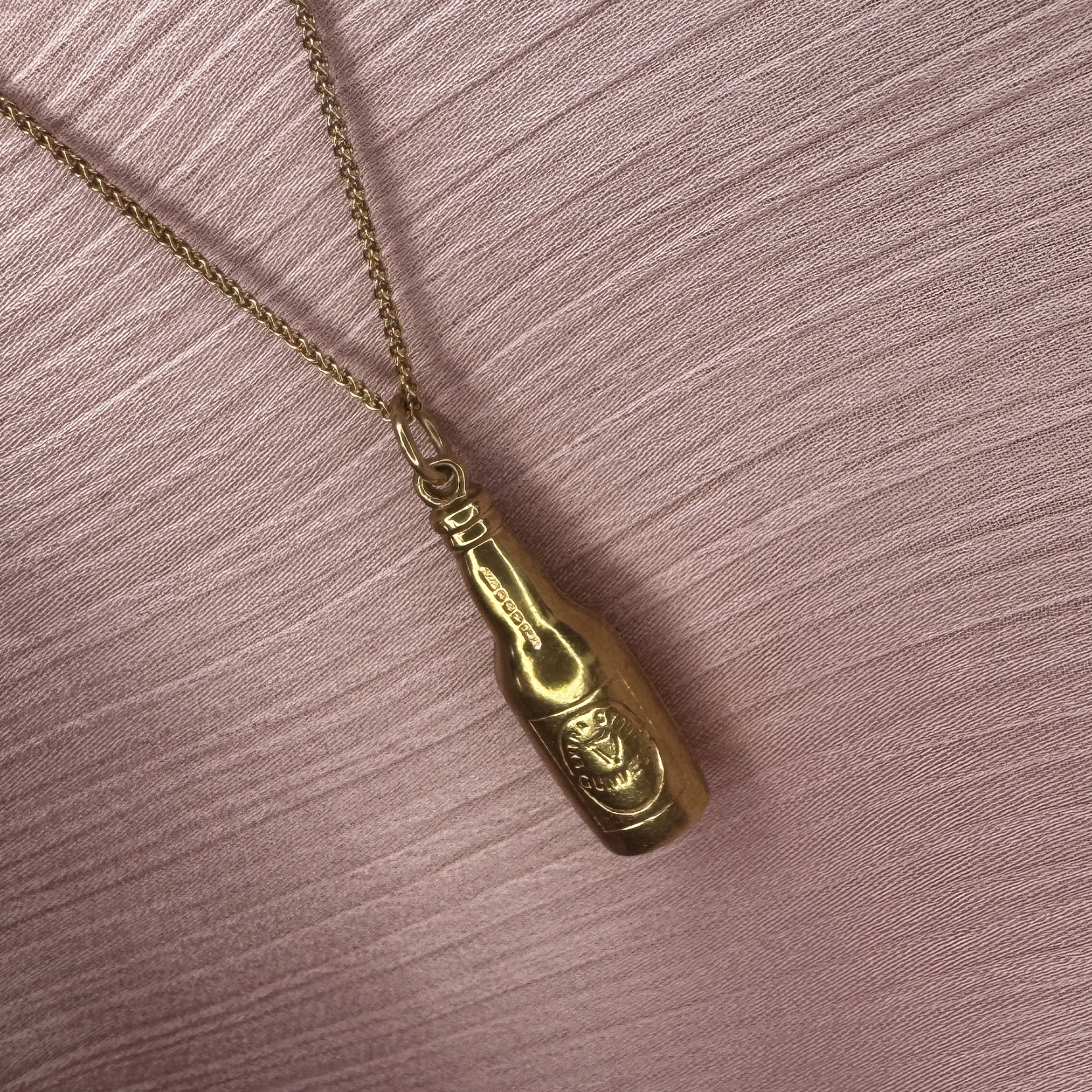 9ct gold Guinness bottle pendant charm - Image 5