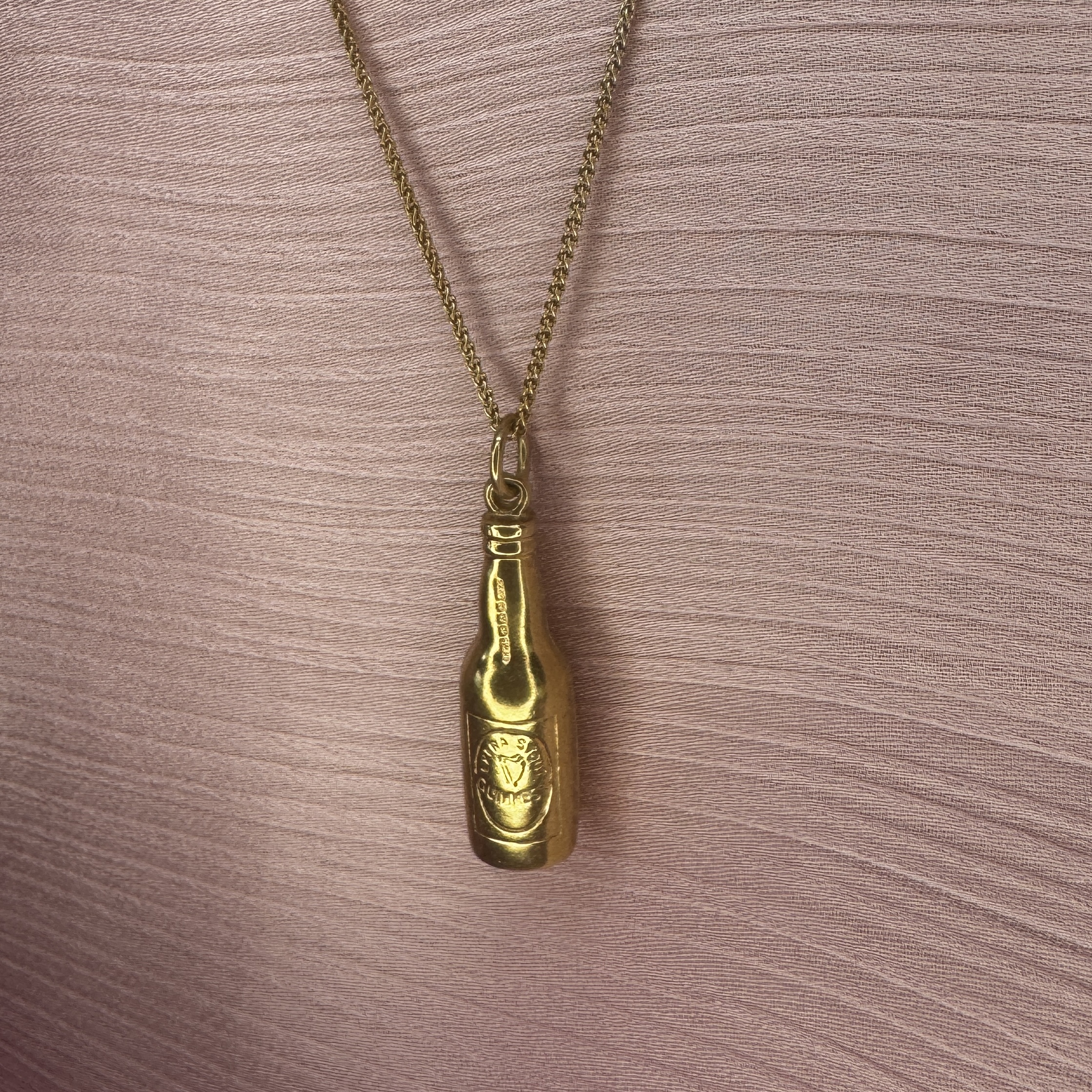 9ct gold Guinness bottle pendant charm - Image 6