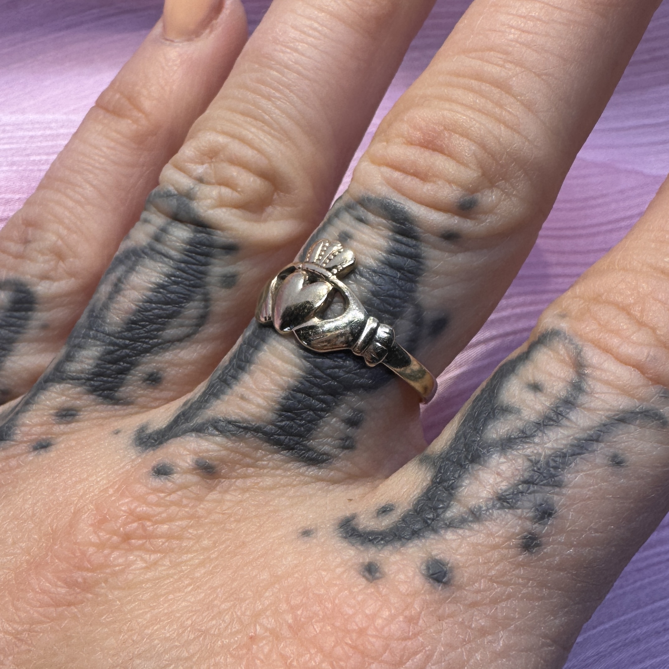 9ct Gold Claddagh Ring - Image 4