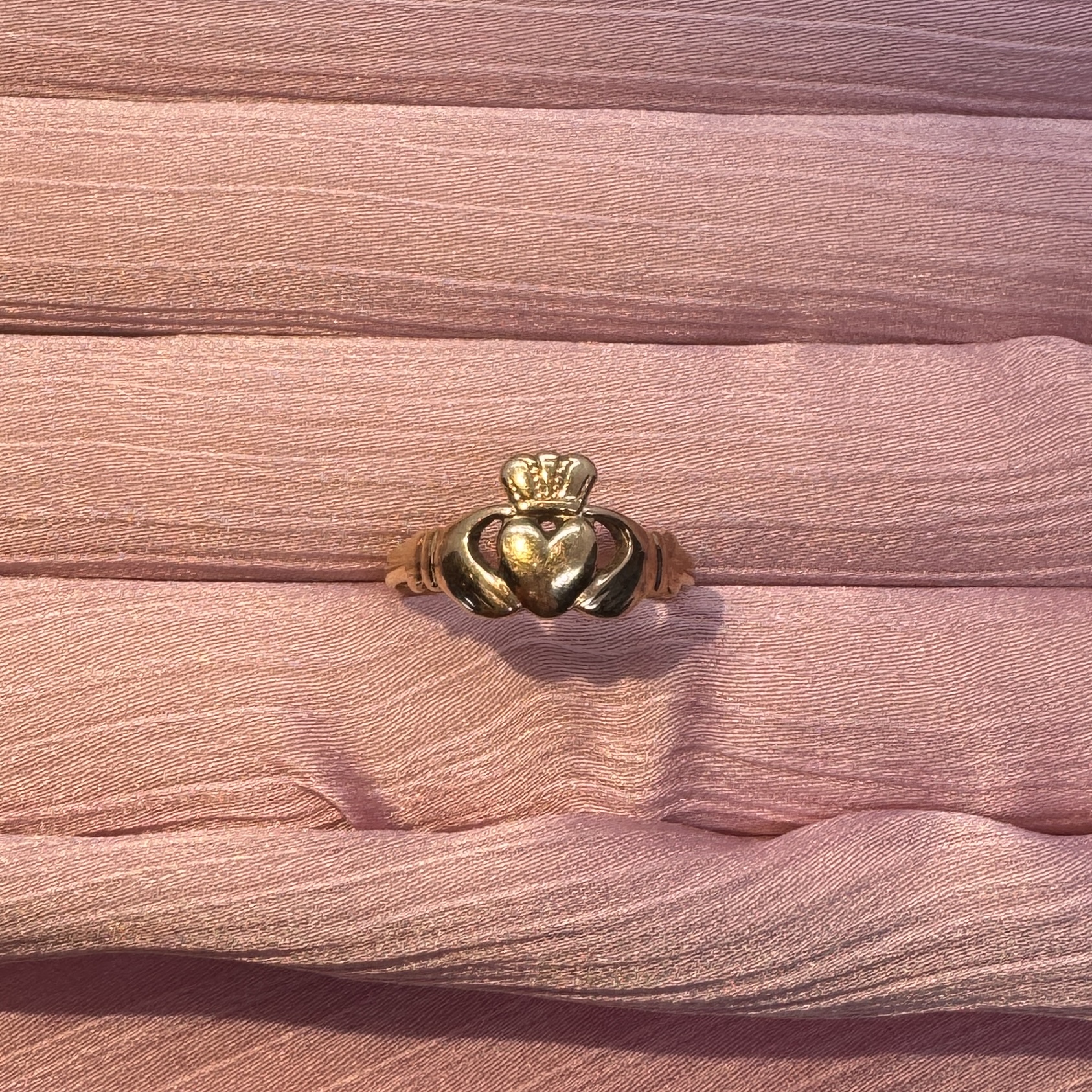 9ct Gold Claddagh Ring - Image 5