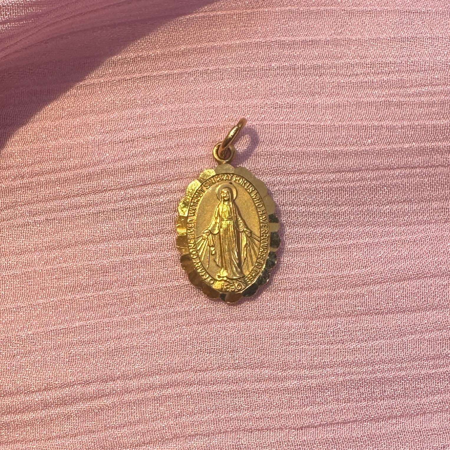 9ct gold Miraculous Medal - Image 4