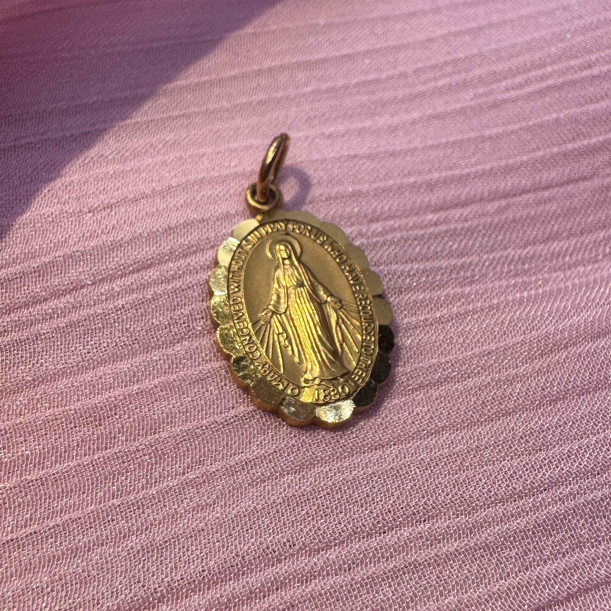 9ct gold Miraculous Medal