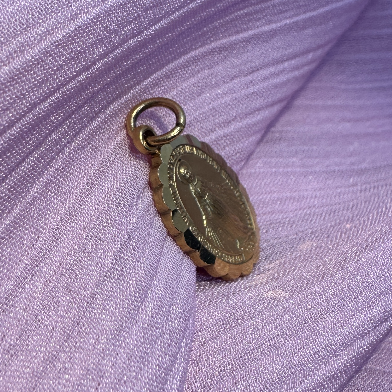 9ct gold Miraculous Medal - Image 6