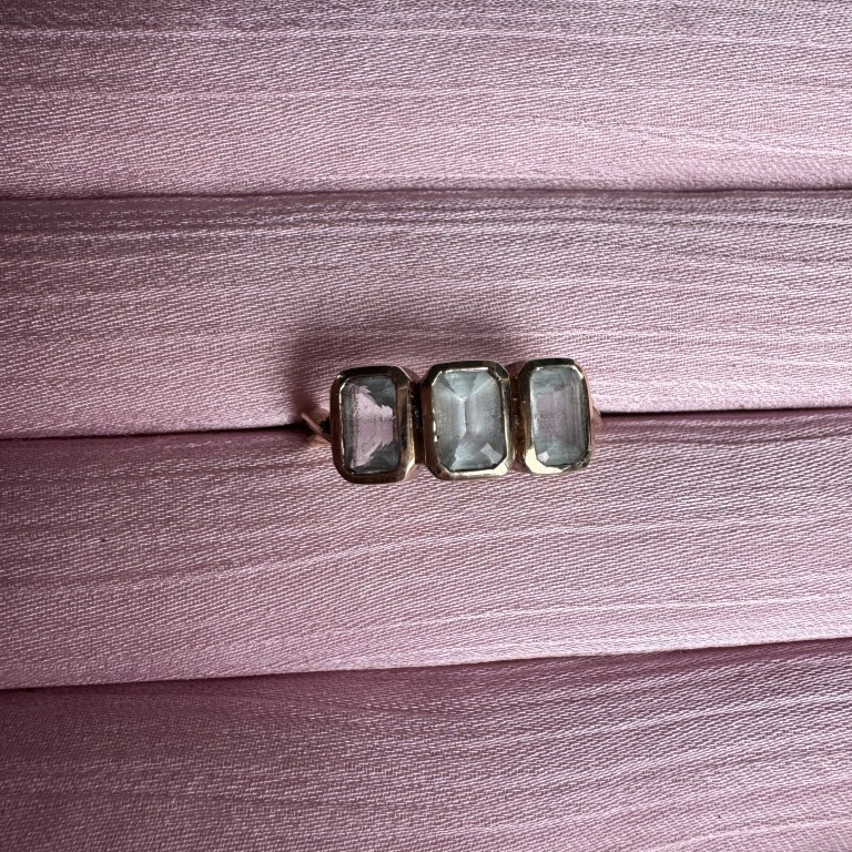 9ct gold three-stone ring with pale blue gemstones - Image 3