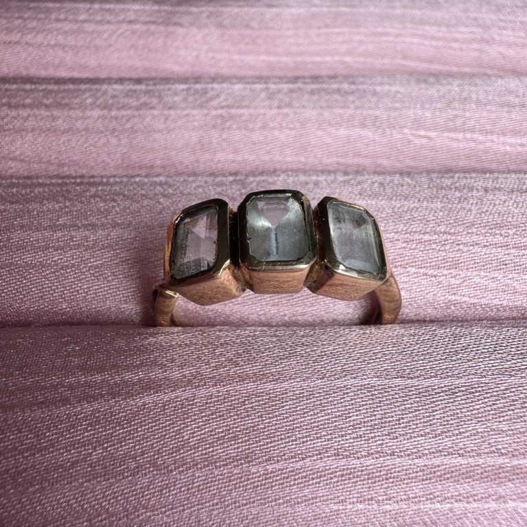 9ct gold three-stone ring with pale blue gemstones - Image 4