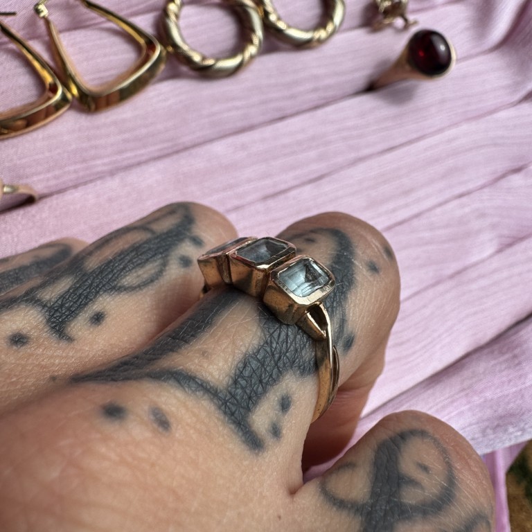 9ct gold three-stone ring with pale blue gemstones - Image 5