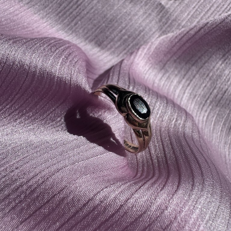 9ct Gold Black Gemstone Ring - Image 2