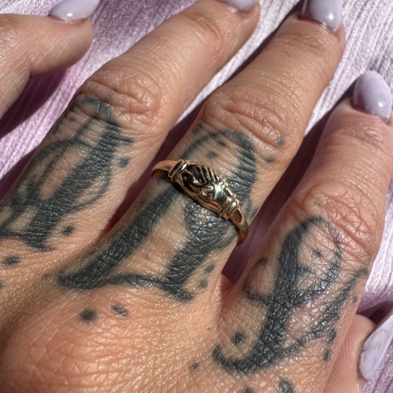 9ct Gold Handshake Ring - Image 6