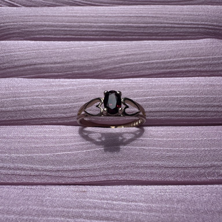 9ct Gold Garnet Heart Ring - Image 7