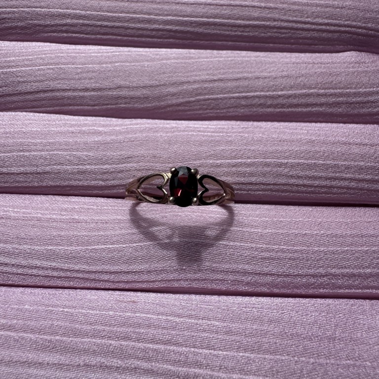 9ct Gold Garnet Heart Ring - Image 3