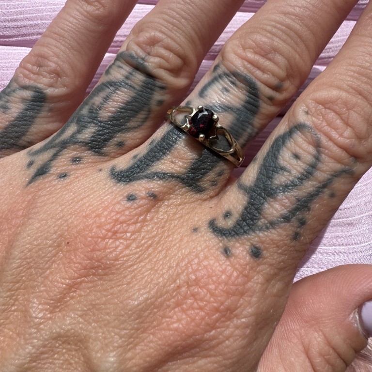 9ct Gold Garnet Heart Ring - Image 4