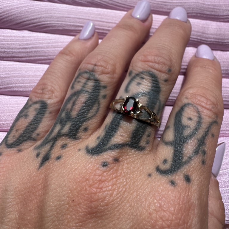 9ct Gold Garnet Heart Ring - Image 5