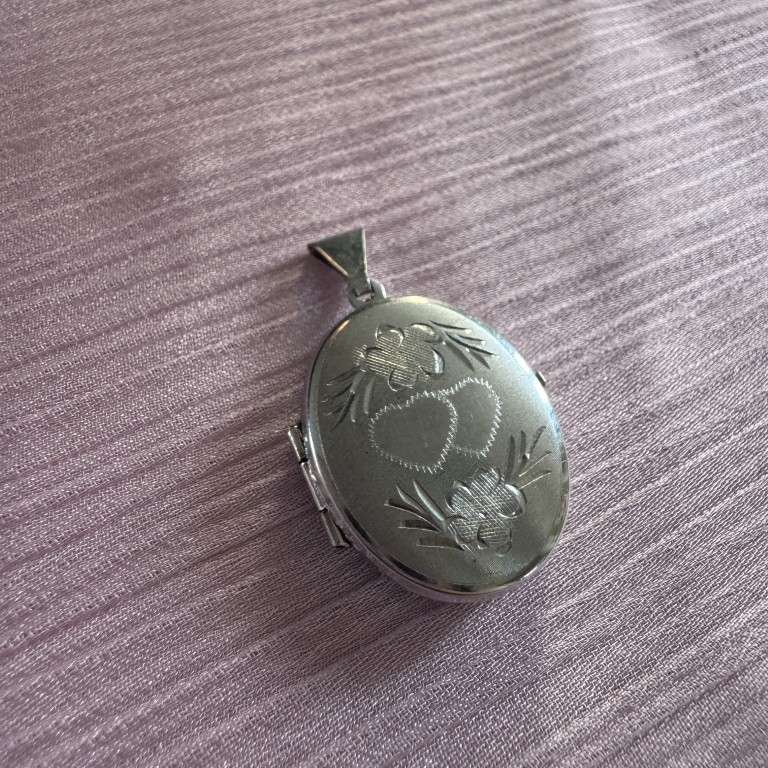 Vintage 9ct White Gold Oval Heart Locket Pendant