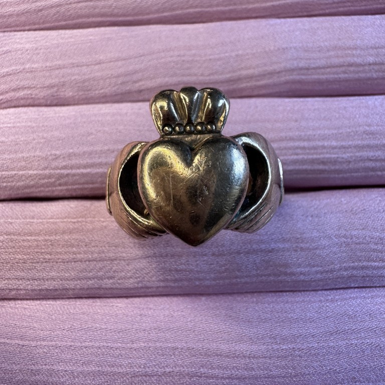 Vintage Heavy 9ct Gold Claddagh Ring - Image 3