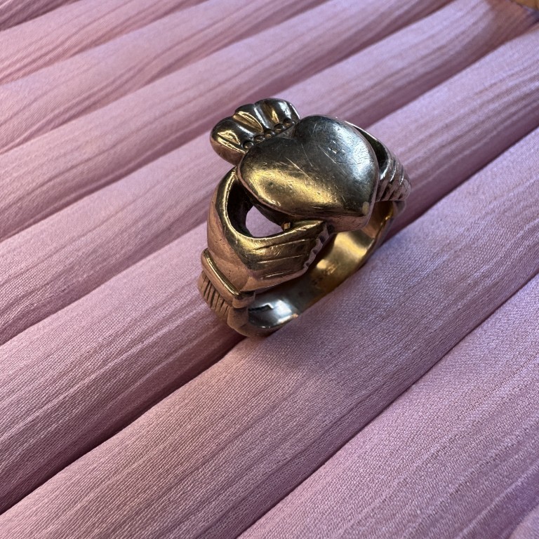 Vintage Heavy 9ct Gold Claddagh Ring - Image 4