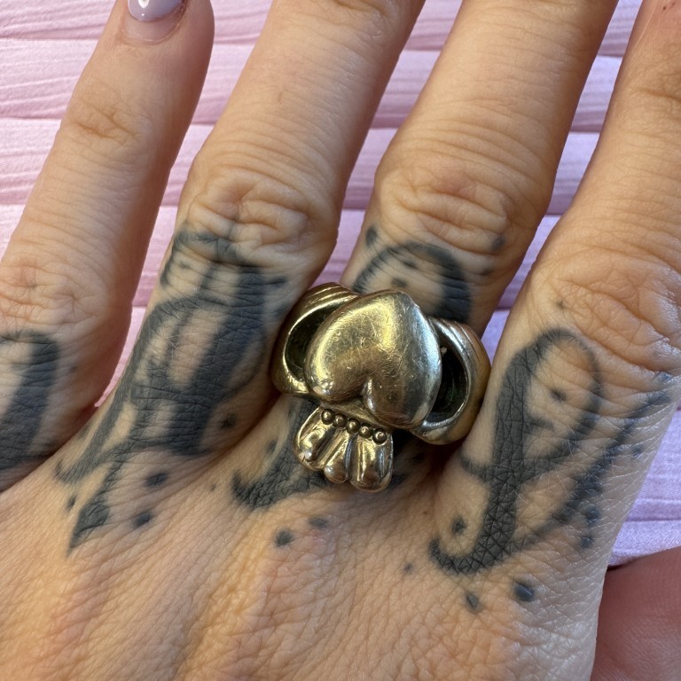 Vintage Heavy 9ct Gold Claddagh Ring - Image 6