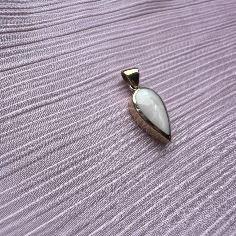 9ct gold mother of pearl pendant - Image 3
