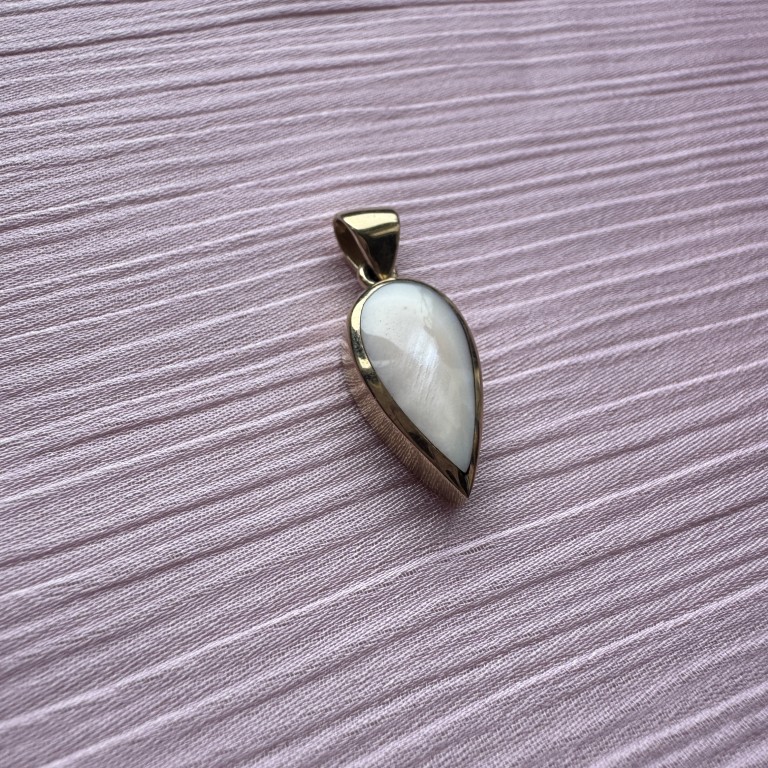 9ct gold mother of pearl pendant - Image 8