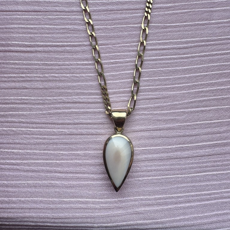9ct gold mother of pearl pendant