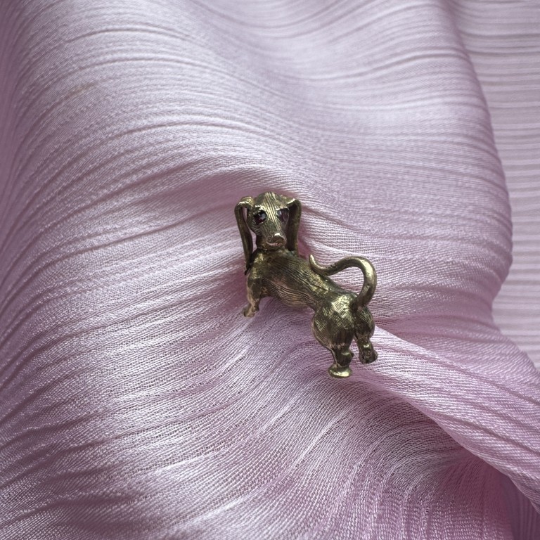 solid 9ct gold dachshund with ruby eyes - Image 4