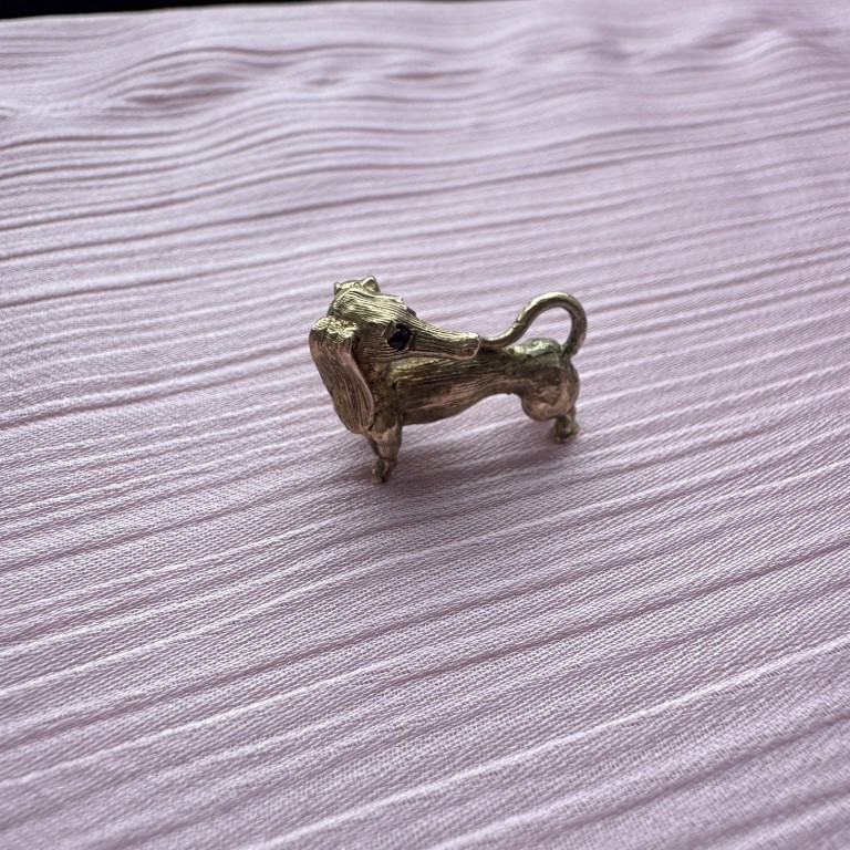 solid 9ct gold dachshund with ruby eyes - Image 6