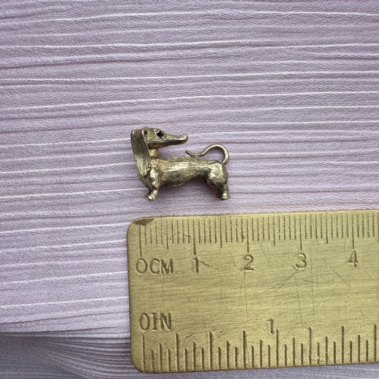 solid 9ct gold dachshund with ruby eyes - Image 7
