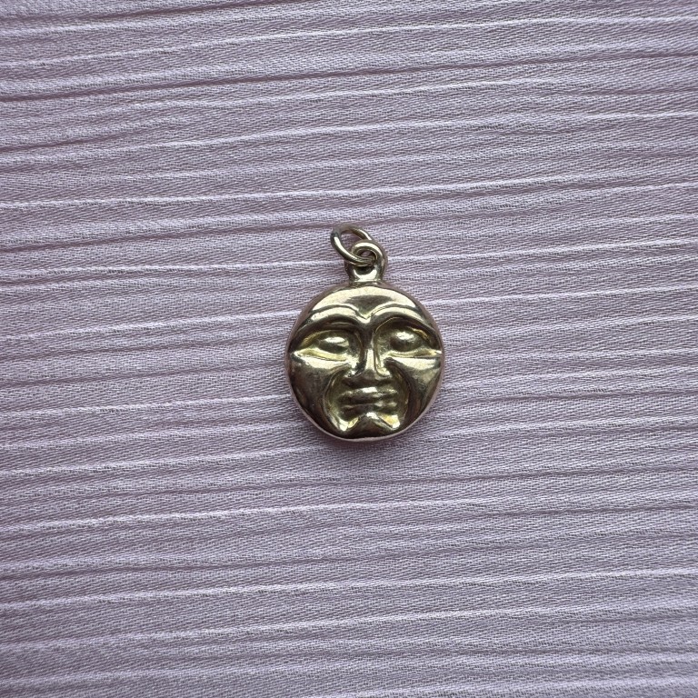9ct gold moon face pendant