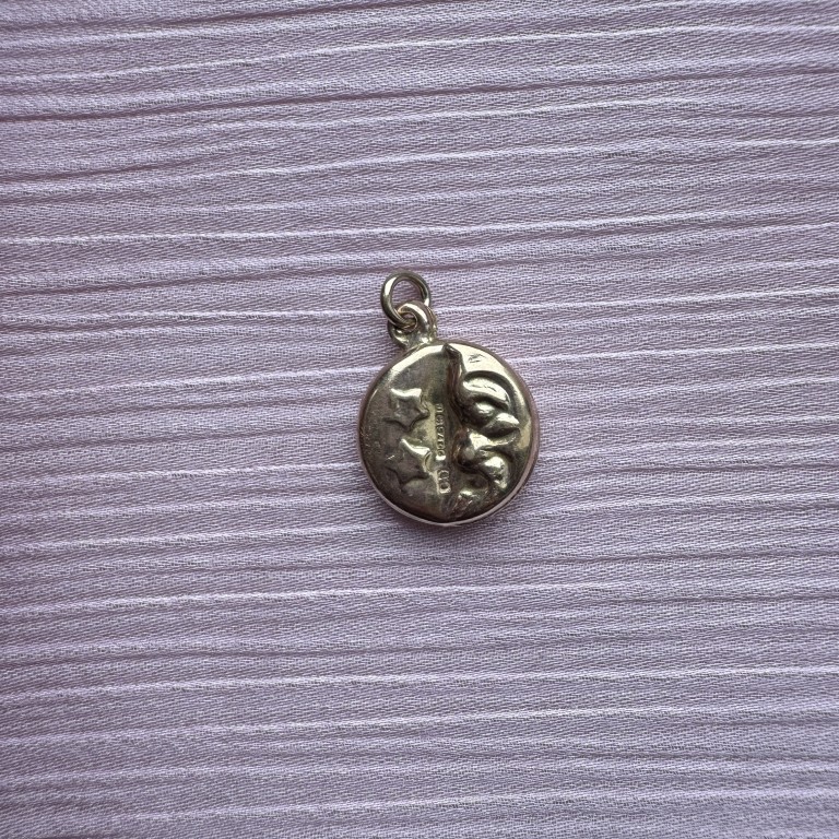 9ct gold moon face pendant - Image 4