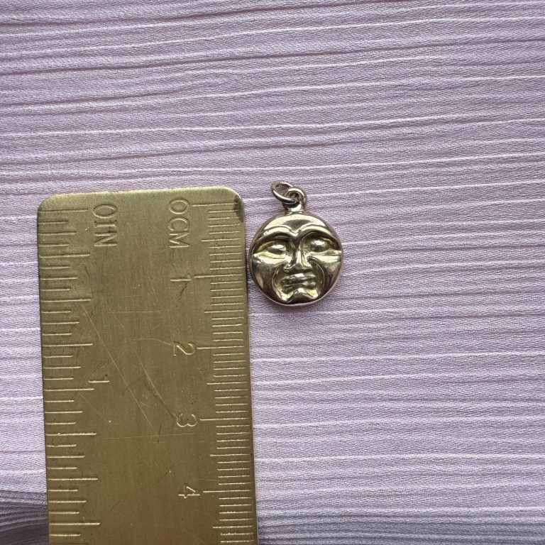9ct gold moon face pendant - Image 2